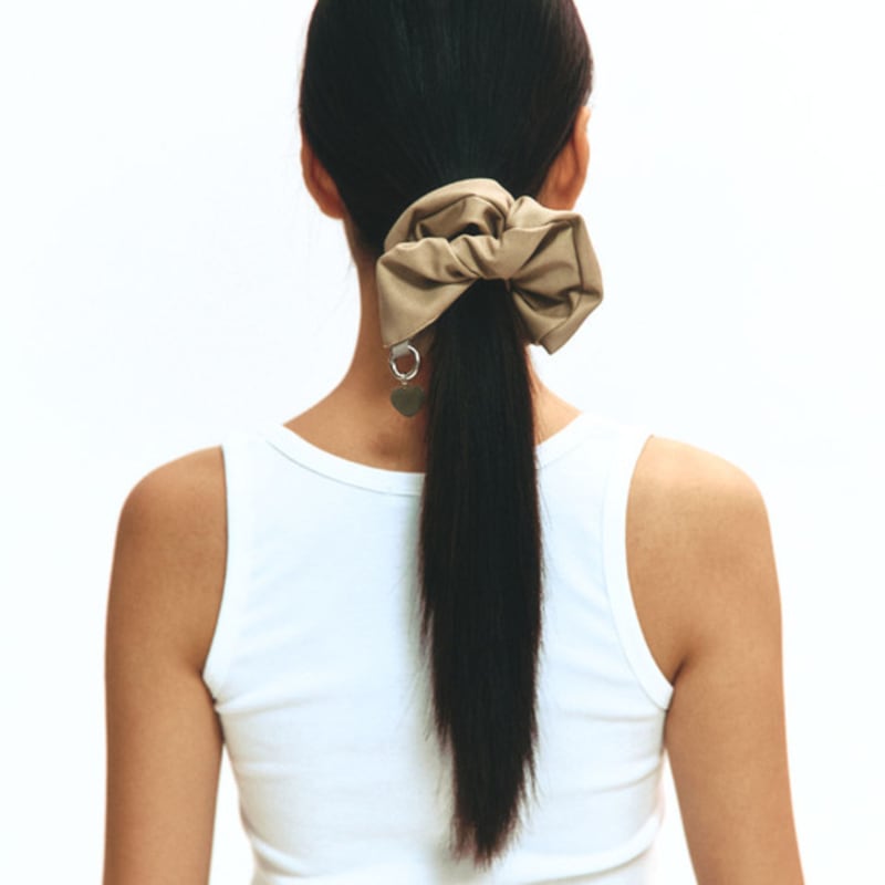 БРЕЛОК ИЗ КОЖИ ASURA СКРАНЧ (БЕЖЕВЫЙ)