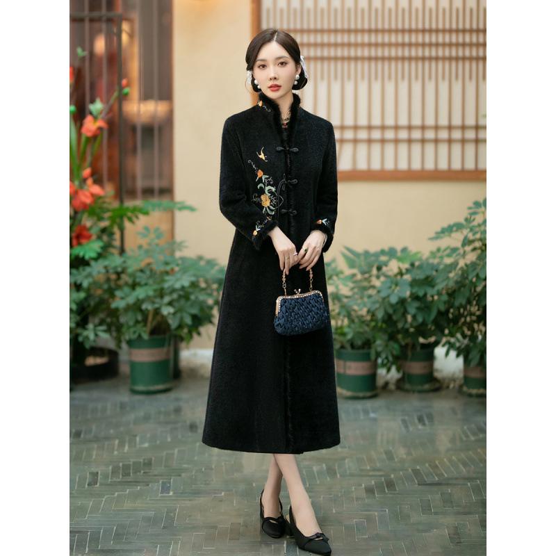 Retro Embroidered Velvet Cheongsam Coat for Middle-Aged and Elderly: Stylish & Versatile Autumn/Winter Outerwear
