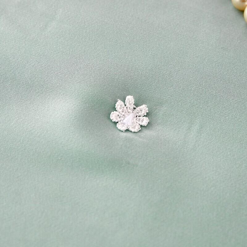 Begeman BGM-BD209 Supreme Embroidered Mulberry Silk Quilt