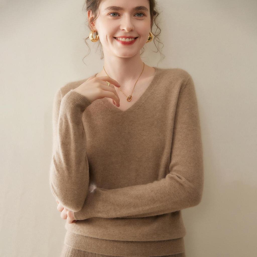 2025 Autumn/Winter Women's V-Neck Seamless Cashmere Sweater: Versatile Knitted One-Piece Pullover Base Layer