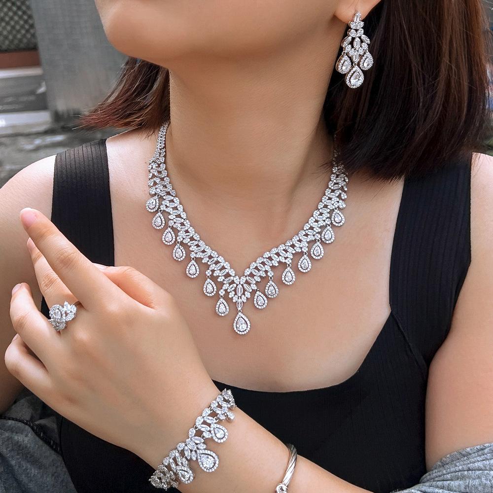 Роскошный Свадебный Циркониевый Набор из Четырех Предметов: Ожерелье, Серьги, Браслет, Кольцо. Аксессуары для Свадебного Платья, Вечернего Платья, Ужина. Женский.