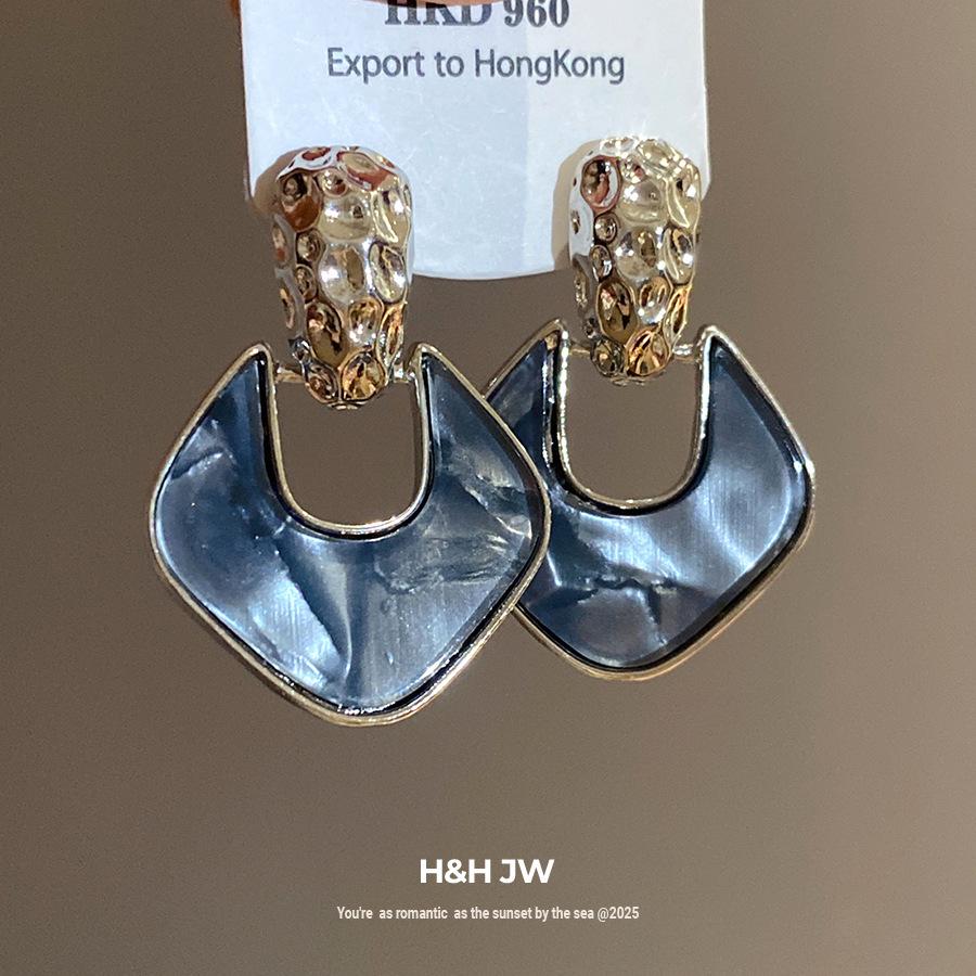 Silver needle pleated rhombus pendant earrings retro court style temperament versatile earrings light luxury high-end earrings
