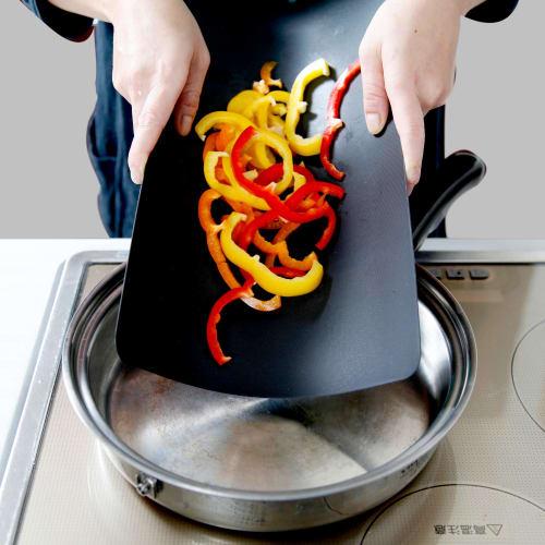 Разделочная доска Astro, Набор из 2 штук, Черная, Сделано в Японии, Антибактериальная, Термостойкая, Мини-разделочная доска, Чистая, с древесным углем бинчотан и краем с бортиком