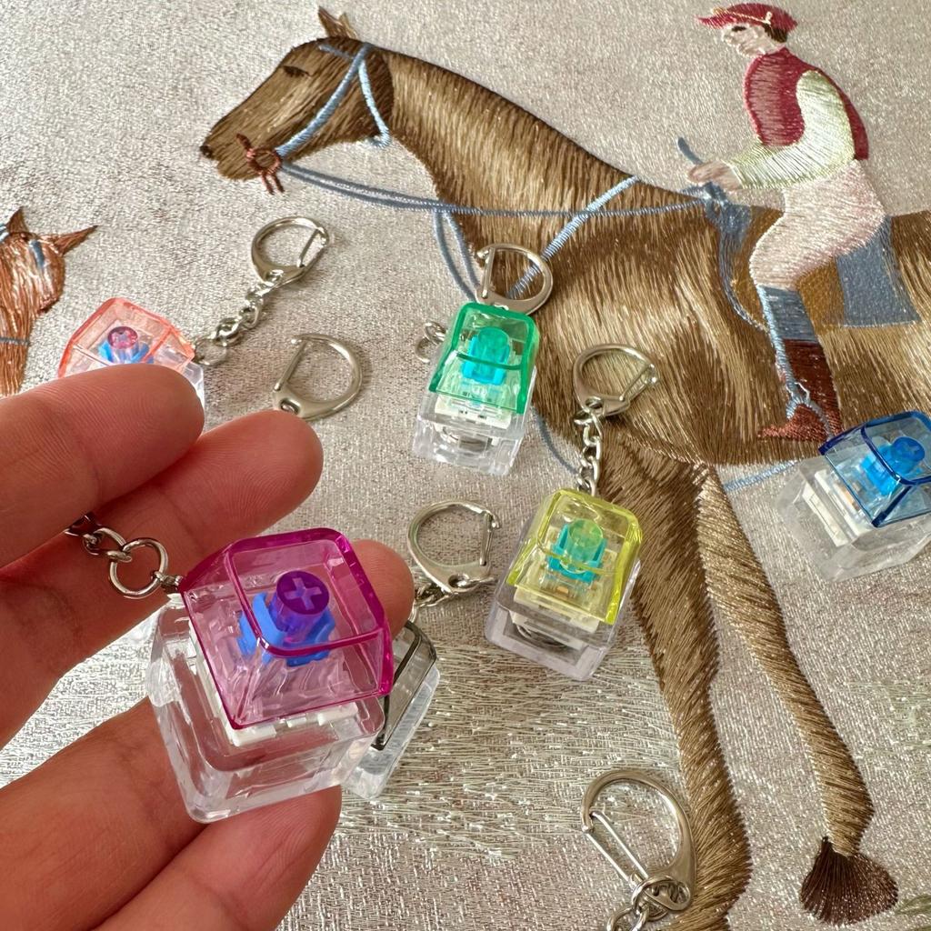 Unzip The Mechanical Keyboard With Light, Press The Keychain, And The Personalized Fully Transparent Light Unzips The Toy Schoolbag Keychain.