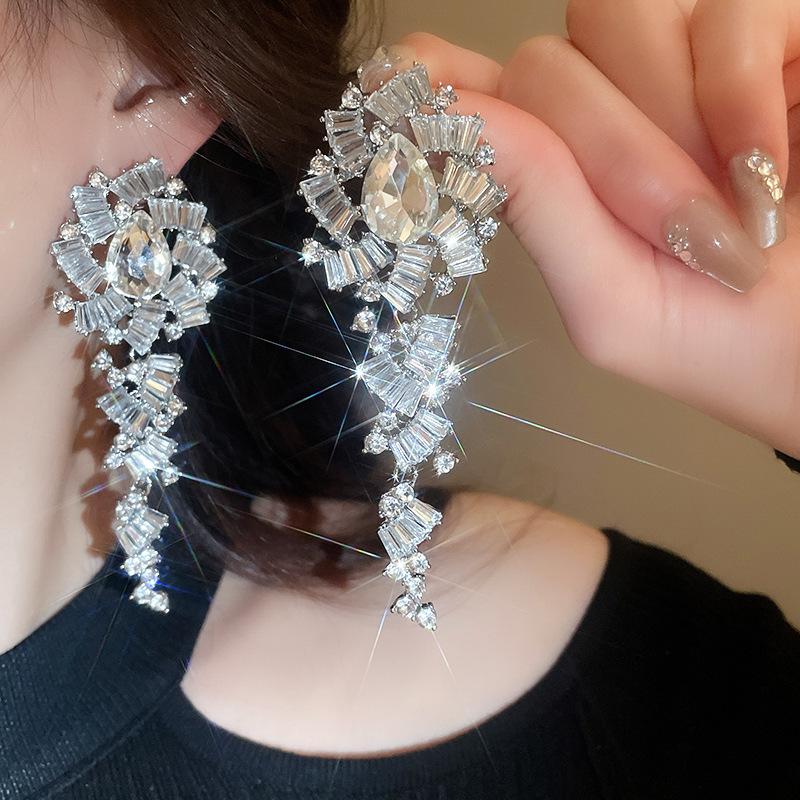 Luxury Spider Web Drop Tassel Earrings with Inlaid Diamonds