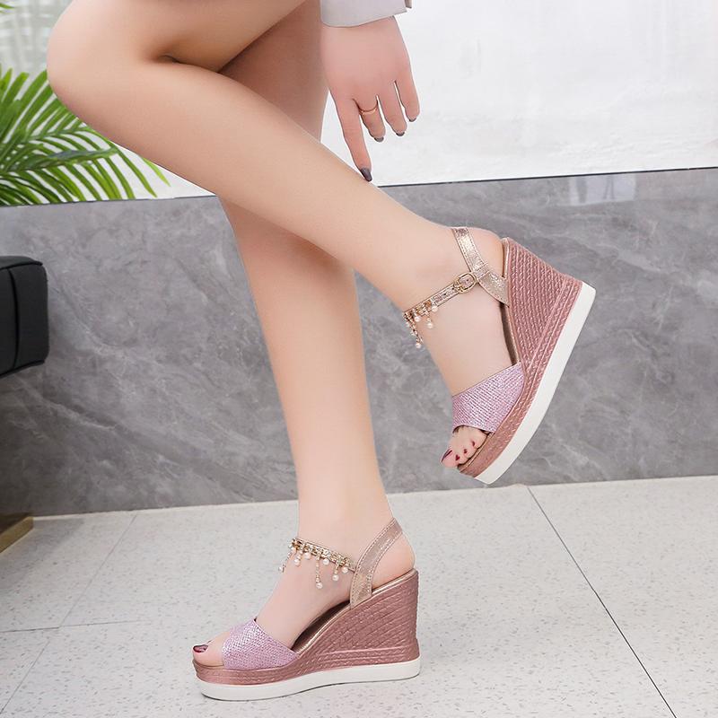 Мода 2024 года. Новые женские босоножки на танкетке. Летние босоножки с бусинами на толстой подошве. Повседневная обувь с открытым носком и пряжкой на толстой подошве для женщин.