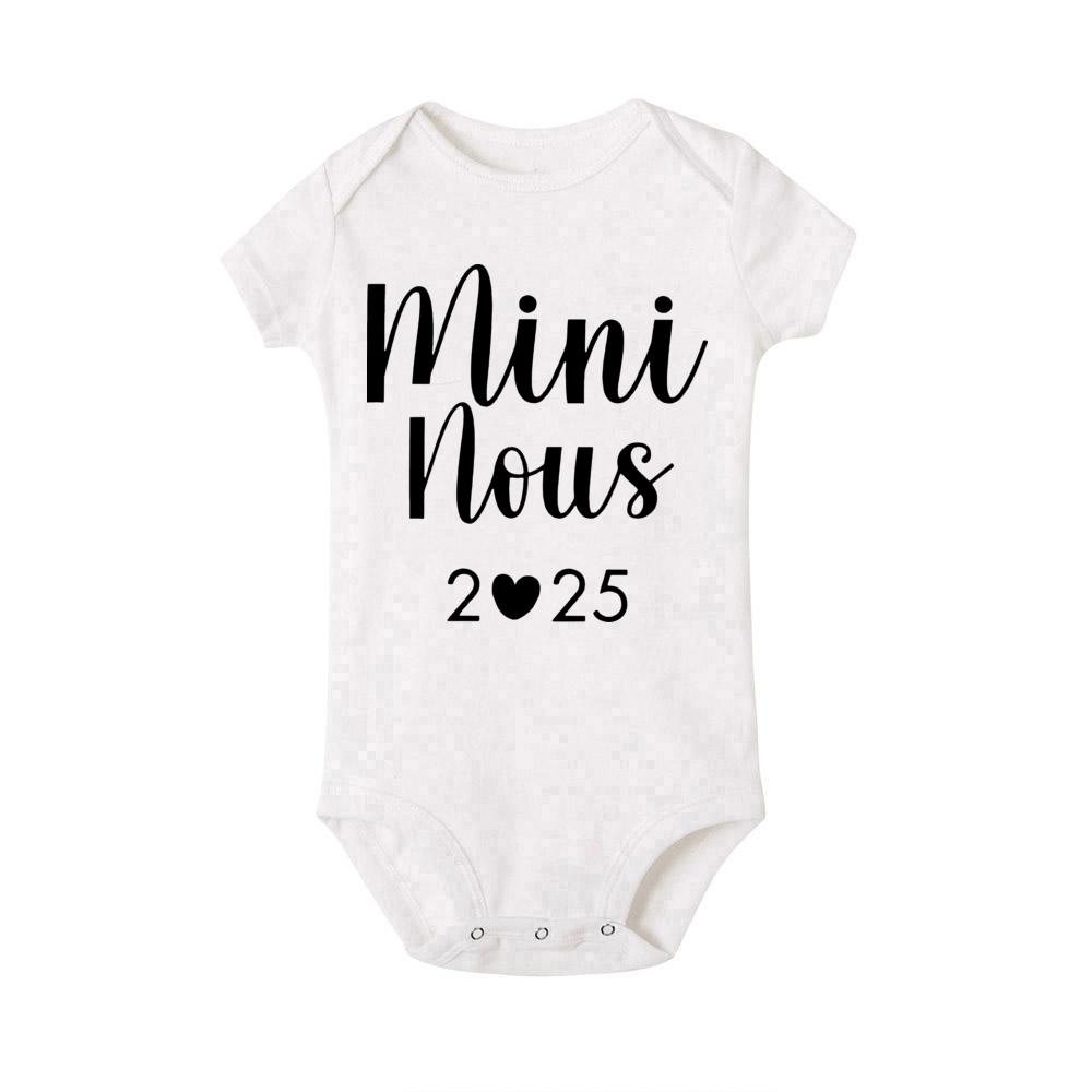 Mini Us 2025 Print Infant Boy Girl Romper Pregnancy Announcement Short Sleeve Infant Bodysuit Summer Newborn Clothes Birth Gift