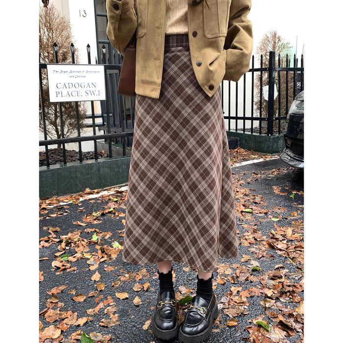 Клетчатая юбка средней длины с флисовой подкладкой - Зимняя коллекция 2025: Универсальная юбка в стиле милк-ти