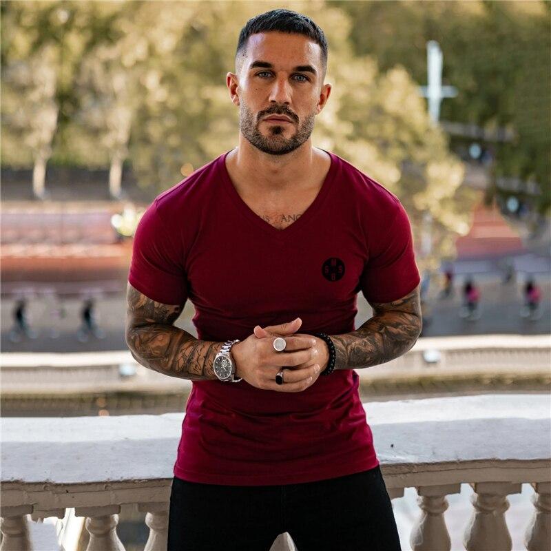 Muscleguys Новые поступления, мужские удобные хлопковые футболки с короткими рукавами, дышащая футболка с v-образным вырезом, модная приталенная футболка с короткими рукавами