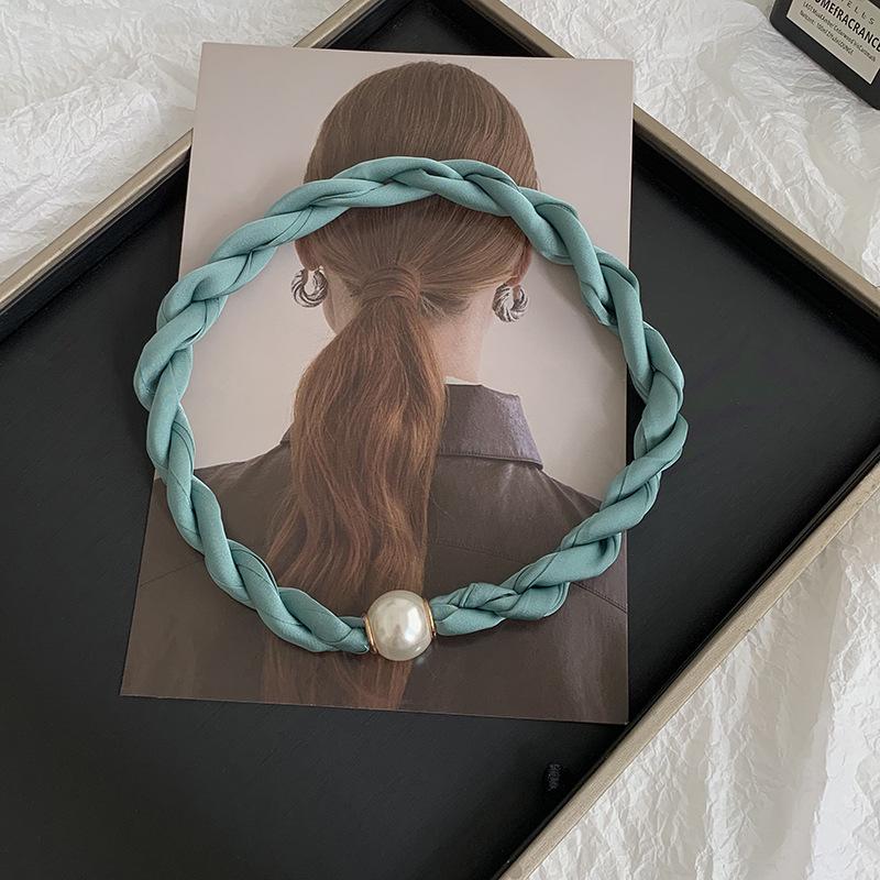 Pearl Necklace Twist Silk Scarf High-end Neck Protection Scarf with Shirt Magnetic Silk Scarf Simple Scarf Collarbone Chain