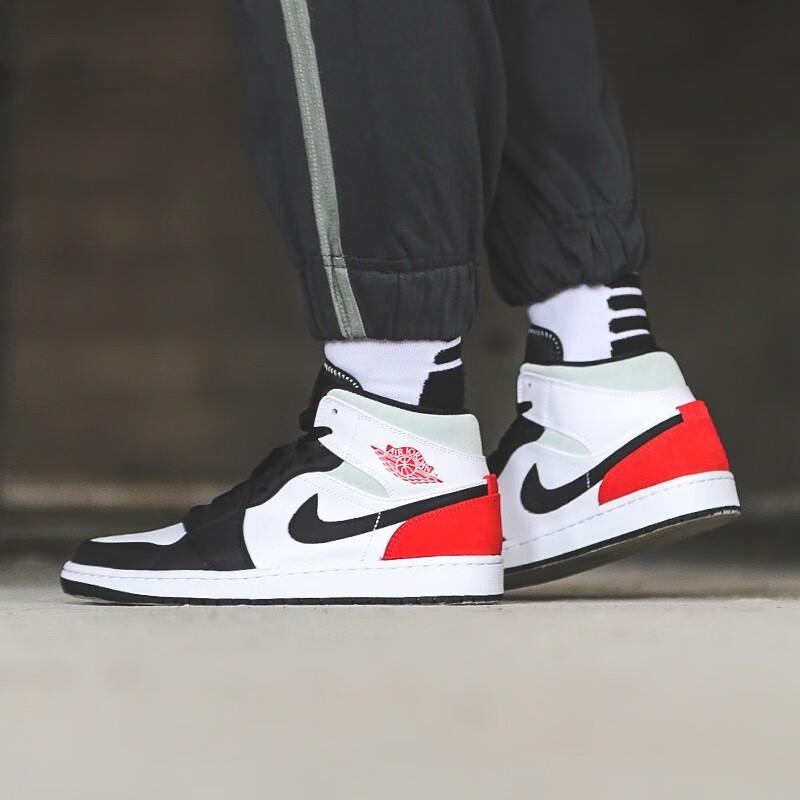 Jordan 1 Mid SE Белый Черный Красный Ель GS BQ6931-100