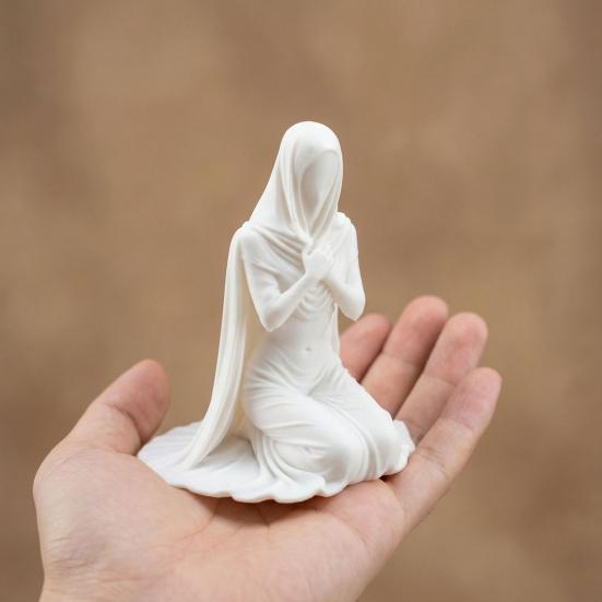 Фигурка молящейся девочки на коленях 3D-печать с капюшоном Статуя молящейся женщины Скульптура Домашний Офисный Настольный Религиозный Орнамент