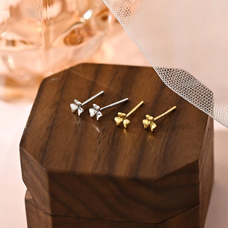 Three-leaf Clover Earrings Mini Small and Exquisite Lucky Grass Ear Light Luxury Niche Design Sense