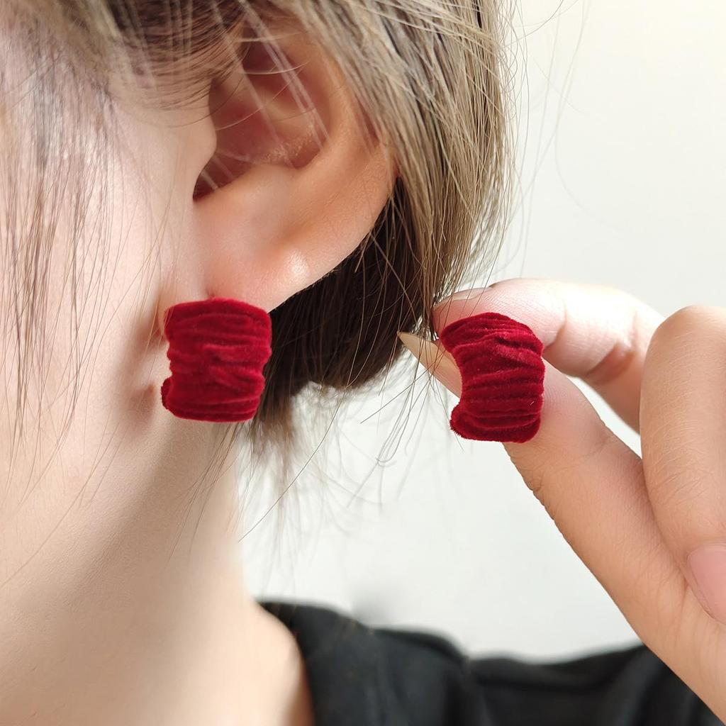 Серьги-пусеты с подвесками в виде капель из жемчуга и красных сердец: Французские ретро винтажные каффы для осени и зимы.