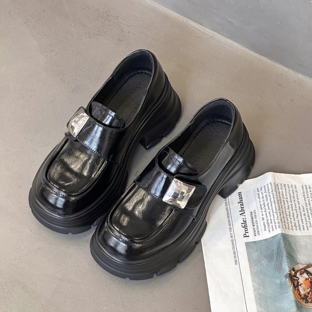 Лоферы женские 2025 новая мода универсальные толстая подошва увеличивающие рост легкие мягкая подошва шнуровка нишевые одинарные туфли маленькие кожаные туфли