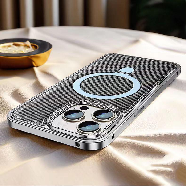 Роскошный алюминиевый металлический чехол MagSafe с магнитной подставкой для iPhone 16 15 14 Pro Max с текстурой из углеродного волокна и кожаной рамкой