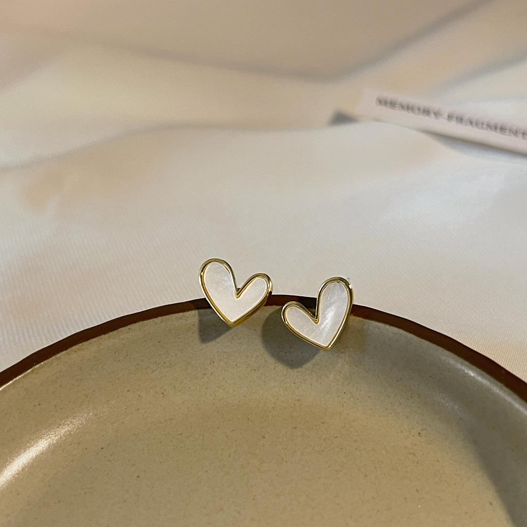 Korean Sweet Cute Black White Love Heart Small Stud Earrings Delicate Enamel Heart Women's Earrings Party Fashion Jewelry