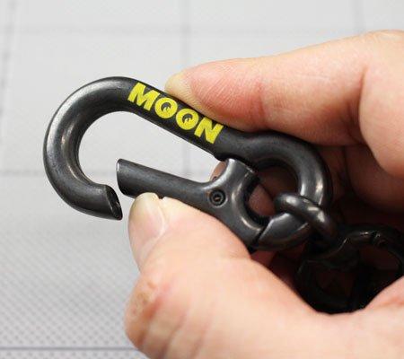 Брелок MOONEYES с двумя карабинами, черный_KH-MKR133BK-MON