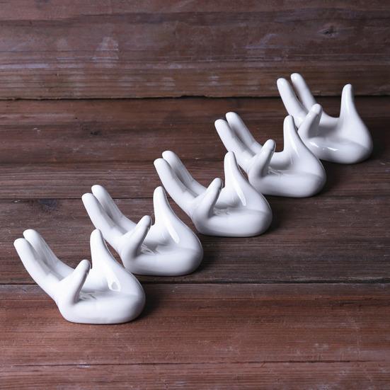 Подставка для яиц в форме руки. Прочная керамическая конструкция. Простая в уходе подставка для вареных яиц. Украшение стола.