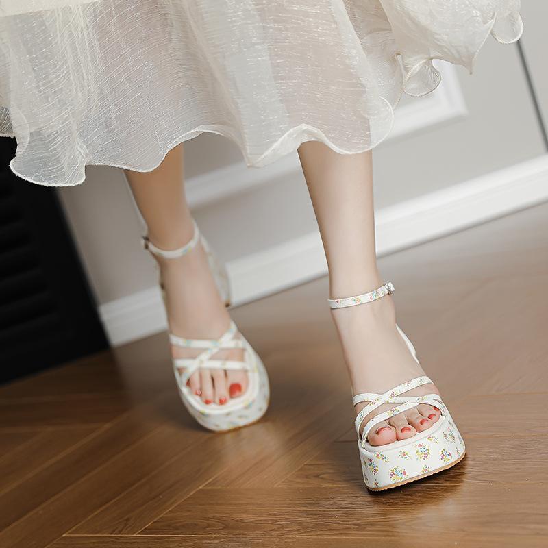 Женские летние сандалии на платформе-маффин, новый фасон на танкетке, обувь с небольшим увеличением высоты, с цветочным декором, с открытым носком, римские сандалии