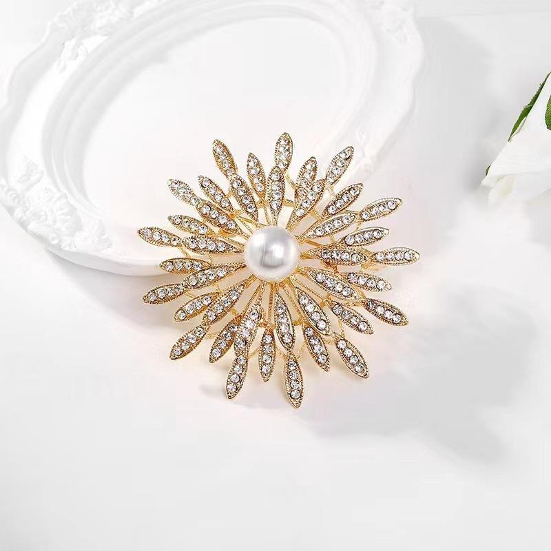 Brooch High-End Sense Niche High-End Women'S Silk Scarf Buckle Alloy Corsage Small Fragrant Wind Pearl Rhinestone High-End