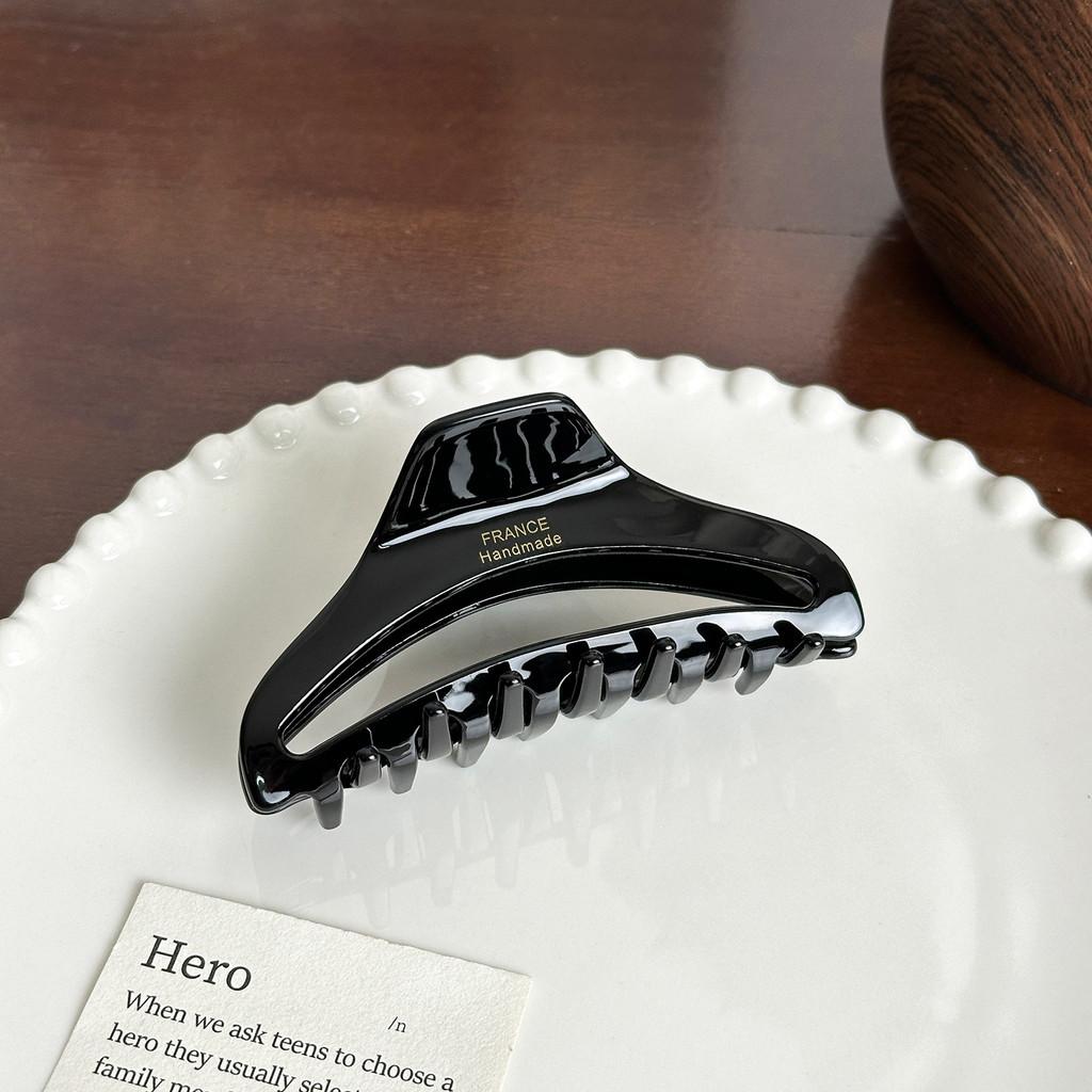 Премиальная корейская заколка для волос с золотой этикеткой для элегантных высоких причесок и шикарных стилей. Доступна в черном, карамельном или красном цвете.