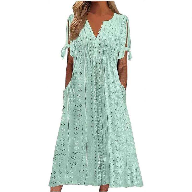 Женское однобортное перфорированное платье с V-образным вырезом