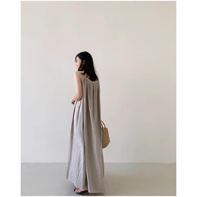 Платье без рукавов с бретелью через шею Свободное и облегающее платье без рукавов длиной выше колена