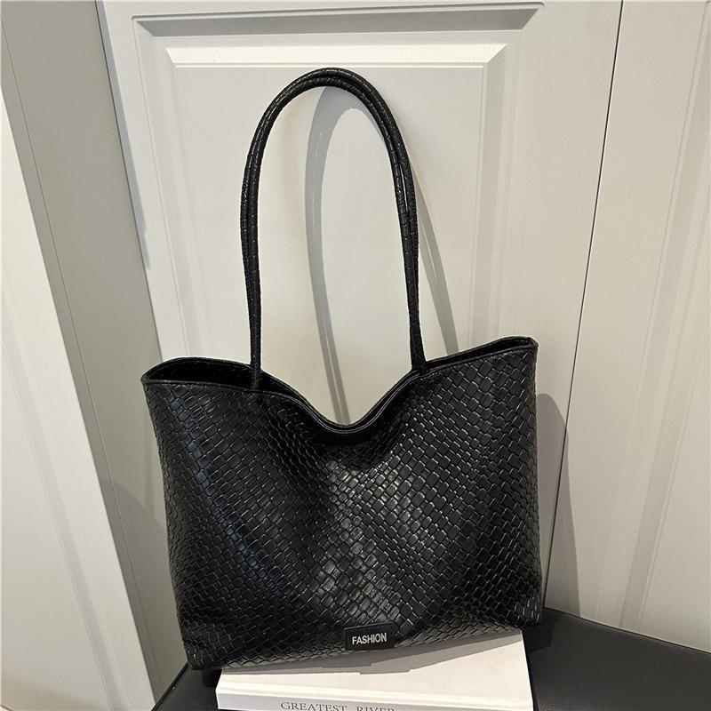 New fashionable solid color casual sense retro women's hand woven pattern foreign style commuting single shoulder armpit tote bag