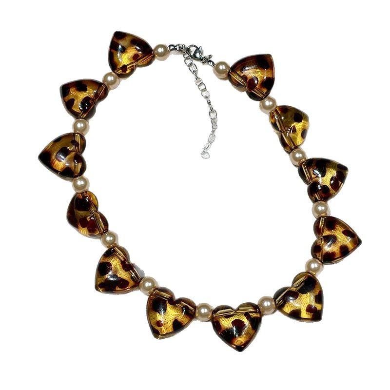 Цепочка на шею с леопардовым принтом, бусинами из жемчуга и подвеской в виде сердца, нишевый дизайн, цепочка для ключиц, ожерелье-чокер в стиле легкой роскоши