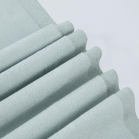 Прочное полотенце для пилатеса, не скатывается, не имеет запаха, не скользит.