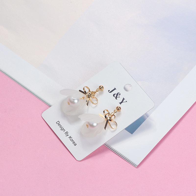 Серьги-пусеты 'Серебряная игла' из корейского белого перламутра в форме лепестка с прозрачным цветком и кисточкой из жемчуга