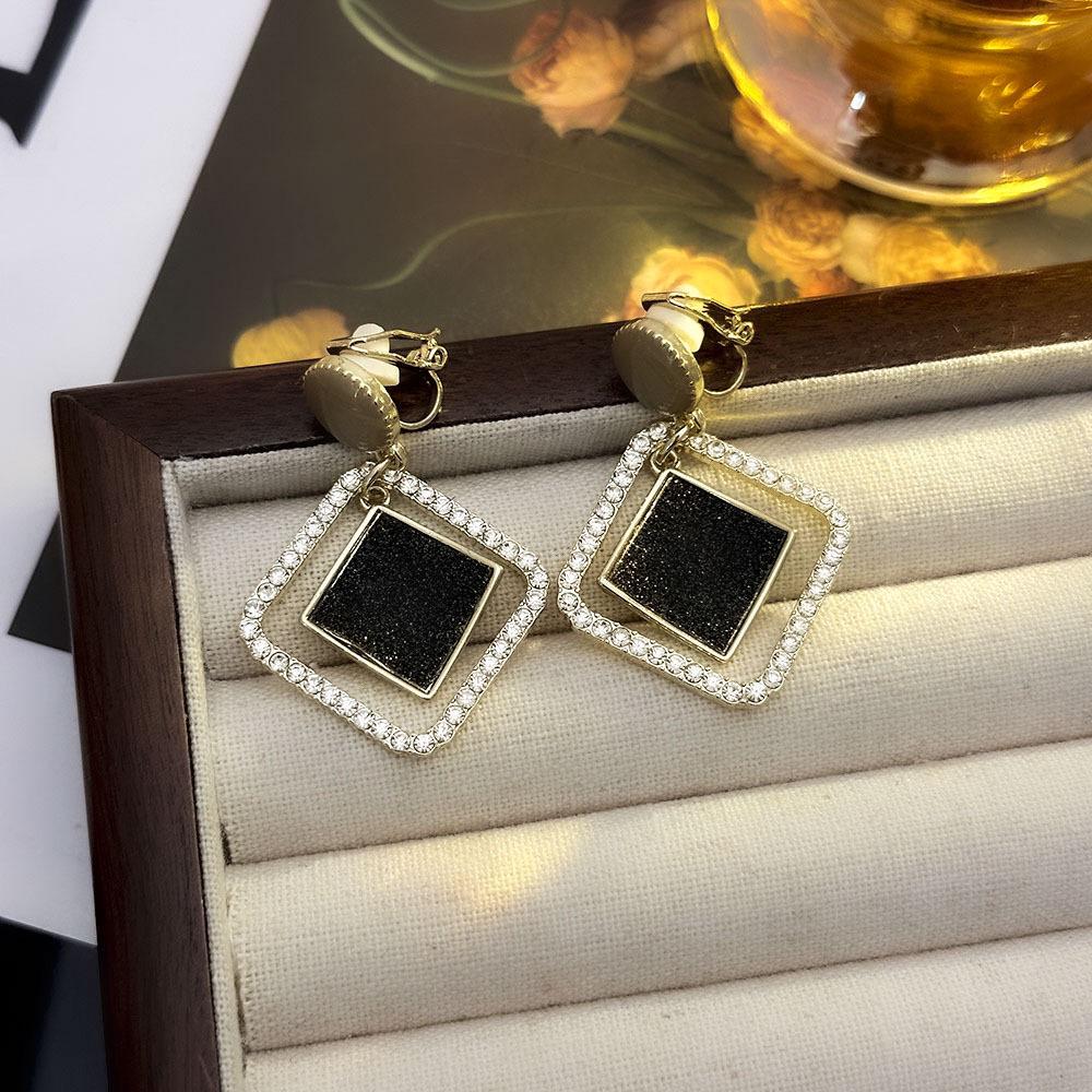 Элегантные клипсы-треугольники для непроколотых ушей - Универсальная легкая роскошь для повседневной носки.