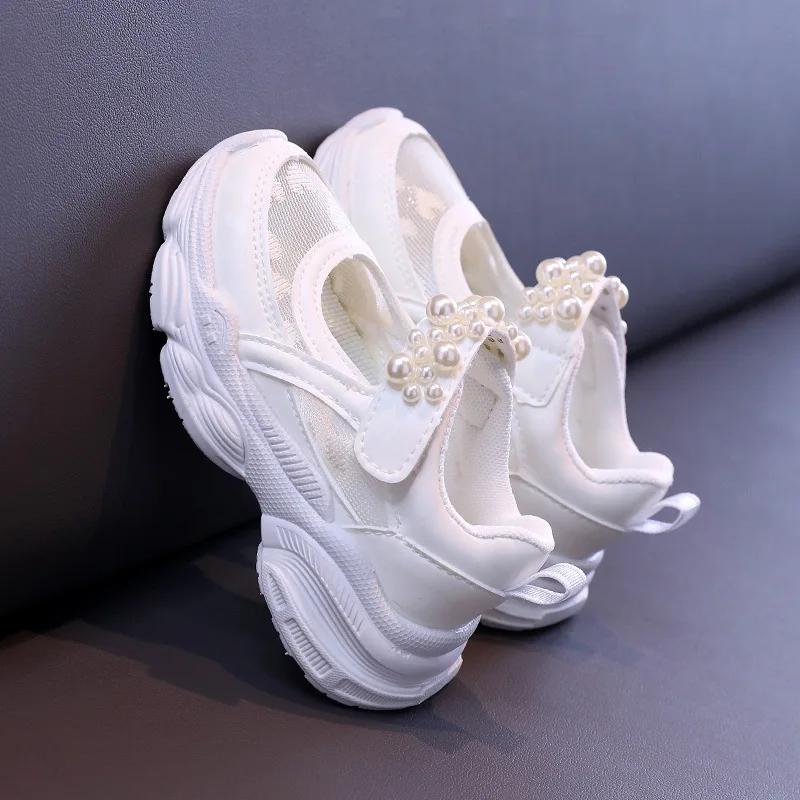 Детские сетчатые теннисные туфли с отверстиями 2024 года, летние новые однотонные спортивные туфли для девочек с жемчугом, милые детские кроссовки в форме сердца для принцессы