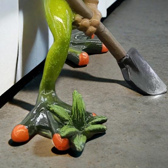 Садовая лягушка, держащая лопату, зеленая лягушка, смоляная статуэтка, фермерское животное, скульптура, украшение для домашнего офиса, рабочего стола, украшение для сада в помещении и на открытом воздухе