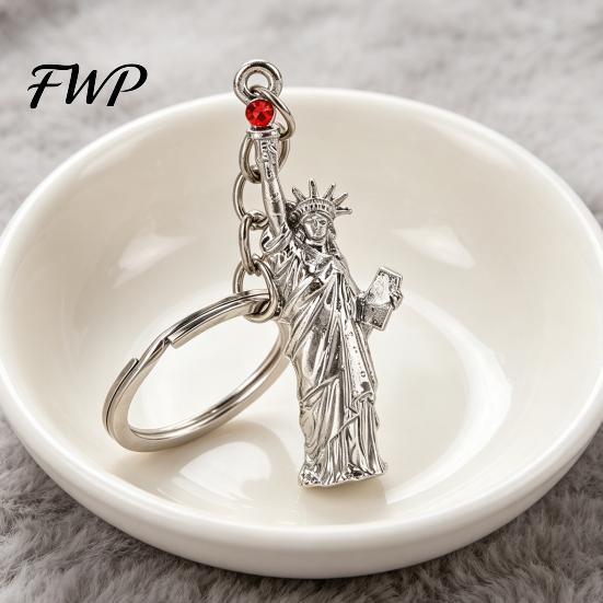 Scratch-resistant Keychain Pendant Statue of Liberty Design Lightweight Zinc Alloy Golden Charm with Lobster Clasp New York Landmark Accessory