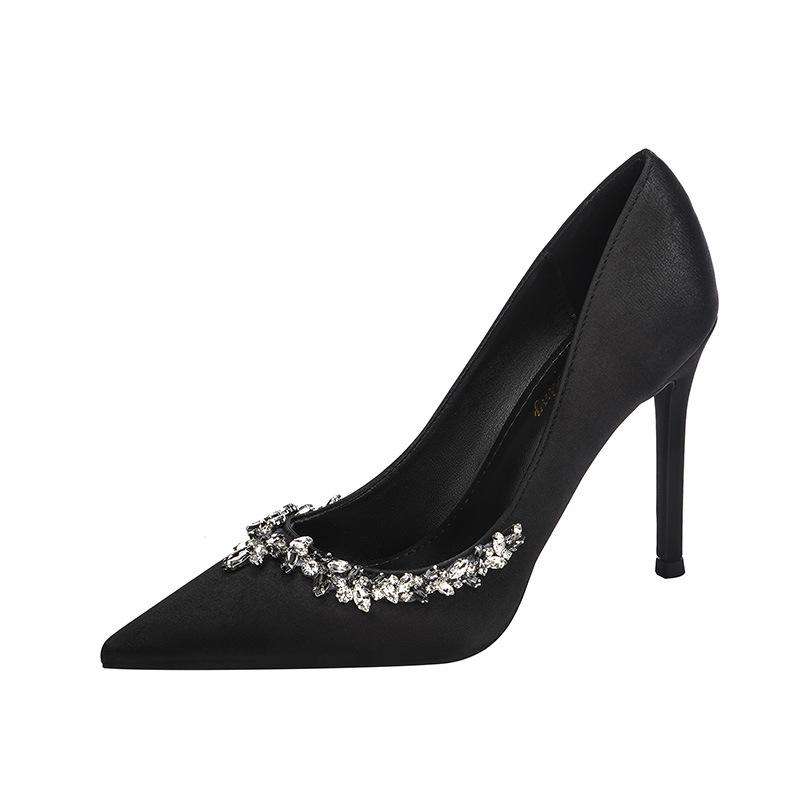 2025 Атласные туфли на шпильках: Элегантный заостренный носок со стразами, во французском стиле, подходит для весны и осени