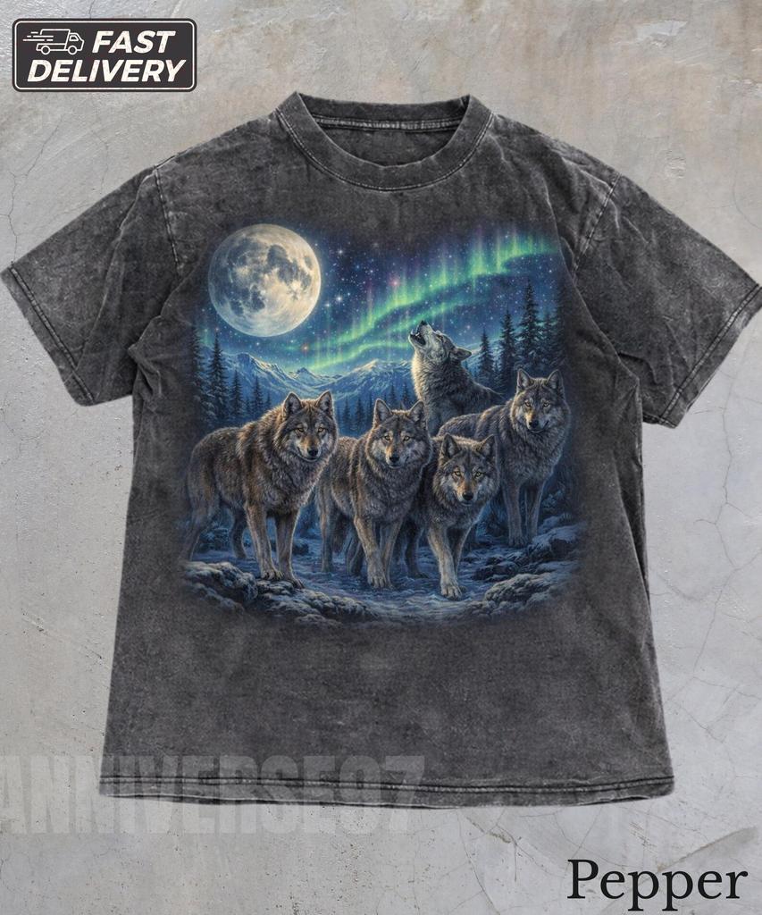Wolf Vintage 90s Graphic Style Comfort Colors Shirt,2000s Nature Polar Lights T-Shirt,Wolf Lovers Retro Tee,Rustic Outdoor Animal Lover Gift