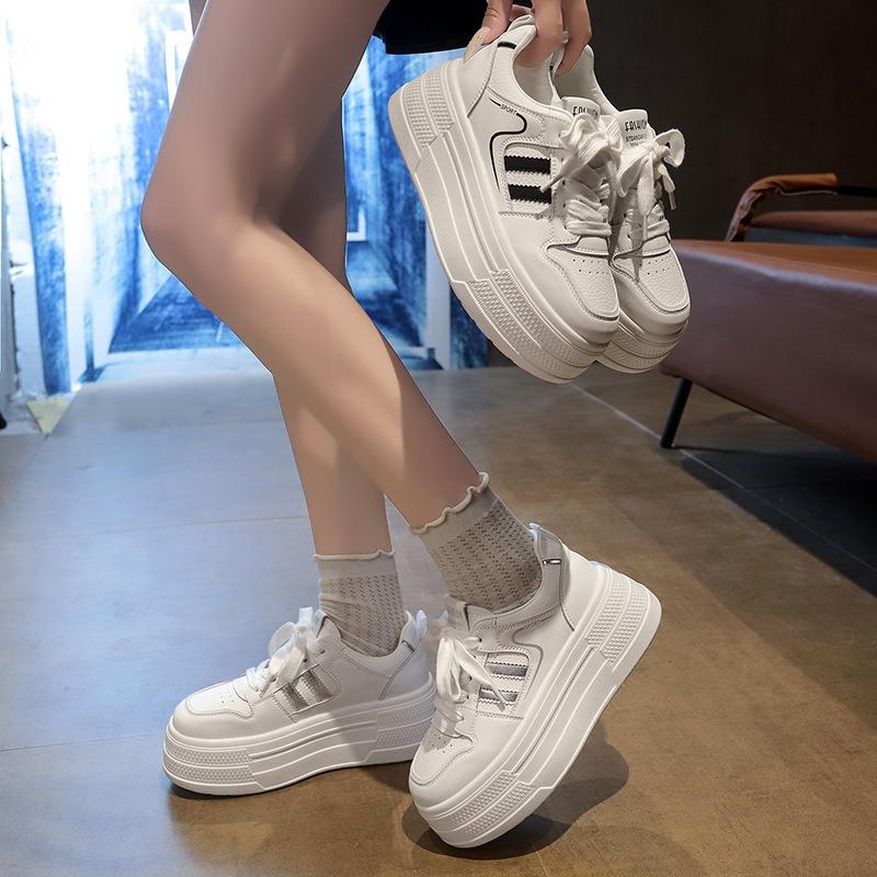 Маленькие белые туфли женские весенние новые с внутренней высотой на толстой подошве универсальные спортивные и для отдыха маленькие кожаные кеды прилив