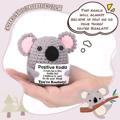 Забавная позитивная вязаная крючком кукла коала с карточкой. Украшение для дома, комнаты. Ручная работа, вязаные животные, коала, украшение для рабочего стола в офисе, подарки.