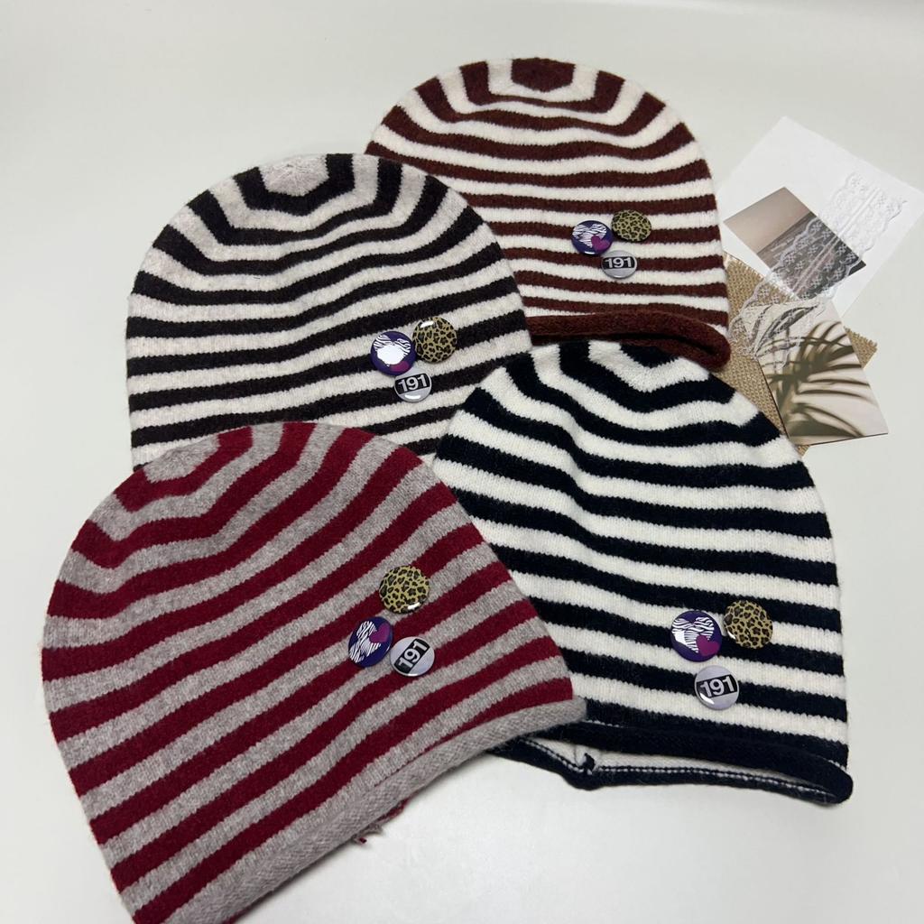 Autumn and winter new striped badge knitted hat big head circumference stacking hat versatile warm wool hat cold hat