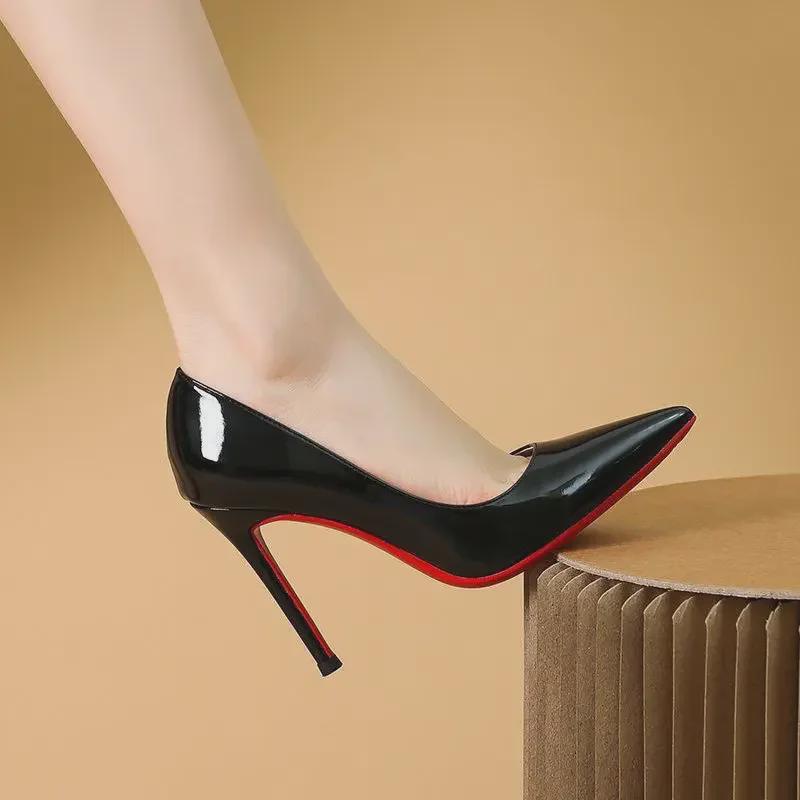 «Осень 2023 г. Черные лакированные туфли-шпильки с заостренным кончиком для профессионалов»