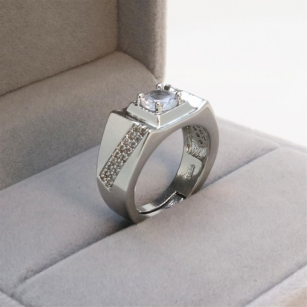 Кольцо модное кольцо властное слегка усыпанное бриллиантами мужское кольцо