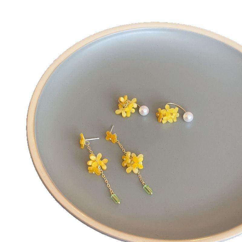 Super fairy osmanthus petals pearl fringed earrings, small, exquisite and simple earrings, fashionable niche and high-end earrings, women