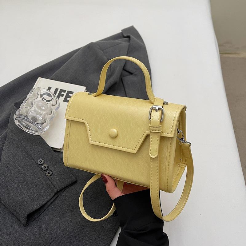 Модная портативная маленькая квадратная сумка женская сумка новая нишевая сумка для通勤 высокого класса универсальная на плечо сумка-мессенджер