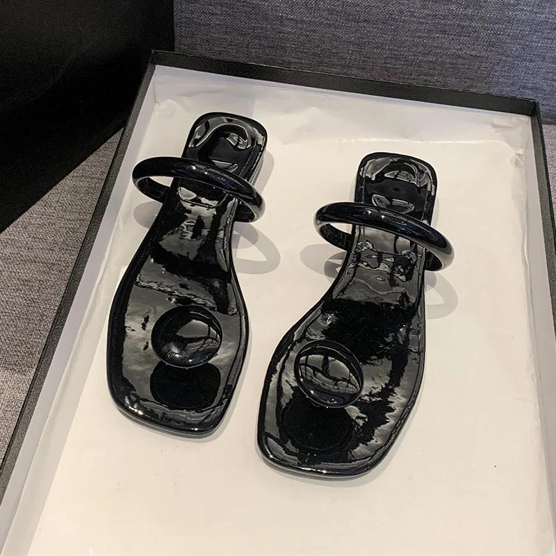 Новые дизайнерские женские тапочки, летние сандалии, Т-образный носок, тапочки на низком каблуке, модные сандалии, однотонная женская обувь