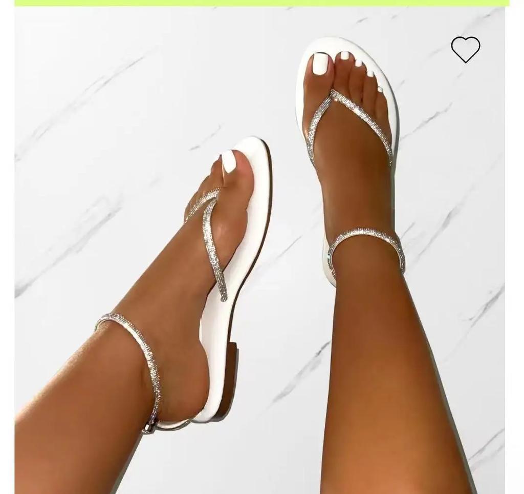 Летние женские сандалии с ремешком на щиколотке 2024 года, новые шлепанцы со стразами и ремешком на носке, модные римские сандалии золотистого цвета на плоской подошве