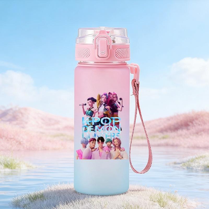 Бутылка для воды 600 мл Мультяшная K-Pop Охотники на демонов Печатный персонаж Кружка для воды Большая емкость Портативная на открытом воздухе Бутылка для питья с веревкой для подарка Мальчику Девочке