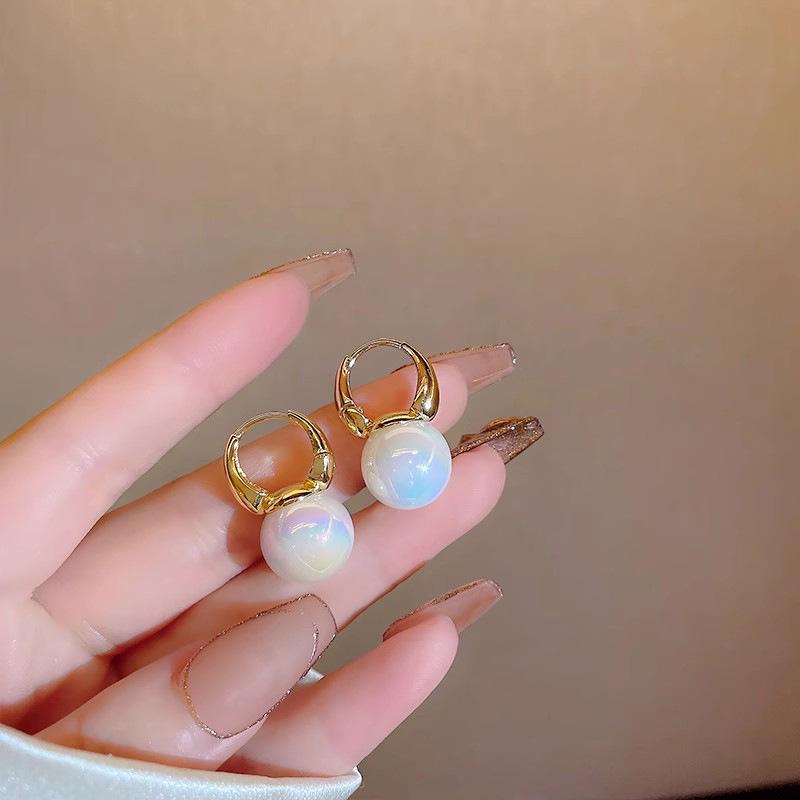 2023 High-End French Pearl Earrings: Light Luxury, Unique Design for Women