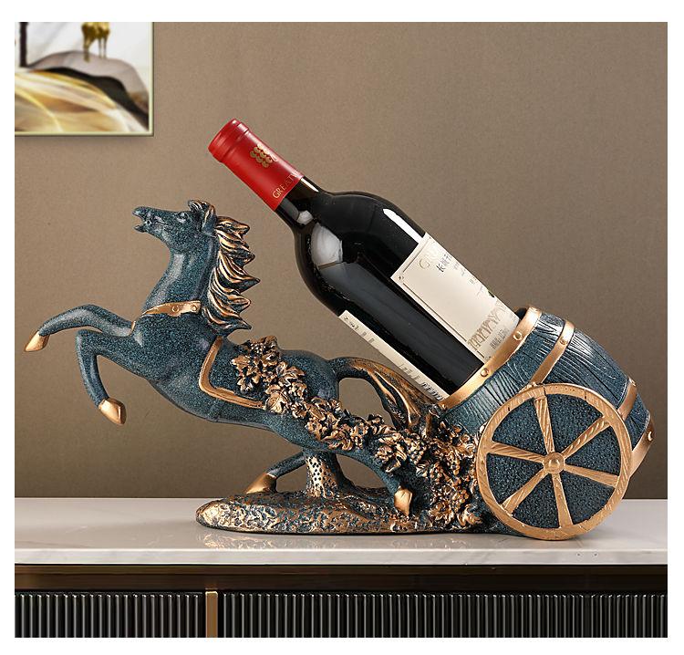 Стойка для виноградного вина украшает гостиную, роскошные винные шкафы высокого класса переехали в новые дома с декоративными подарками.